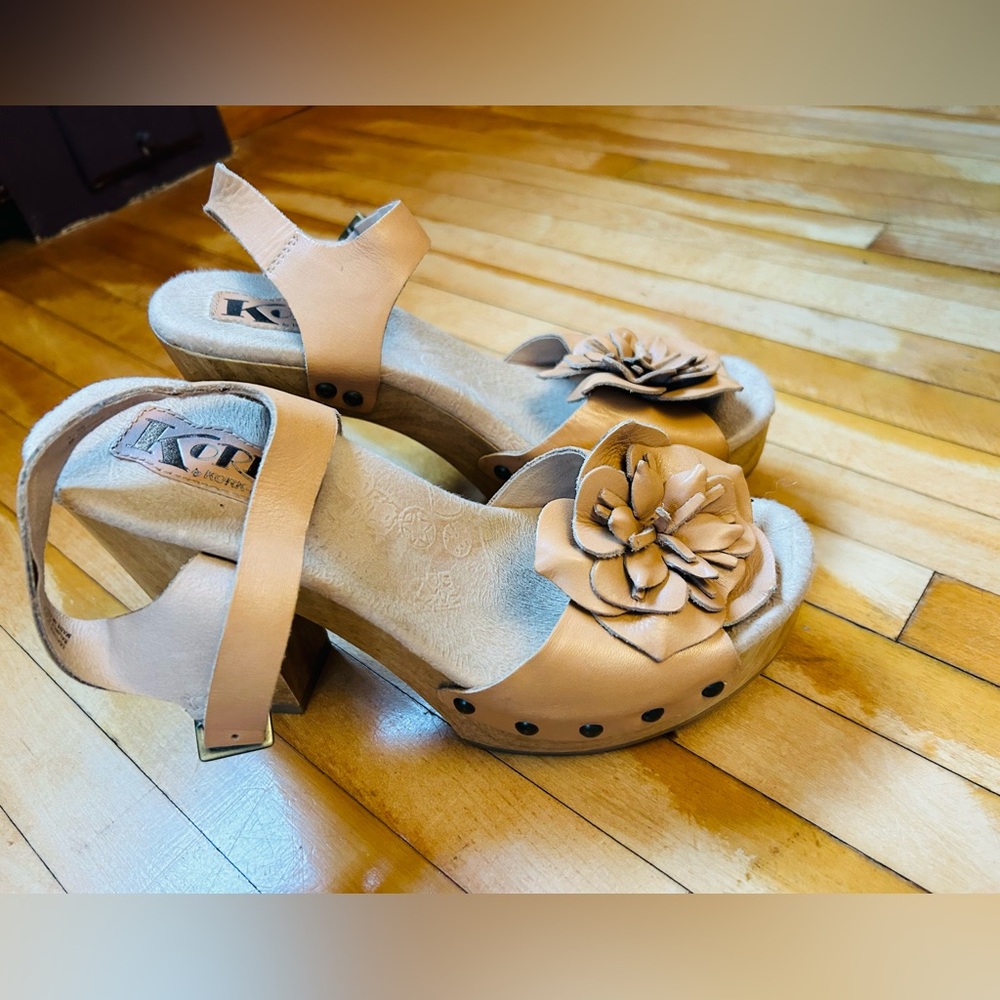 Very nice pair of Kork-Ease heels. Size 7